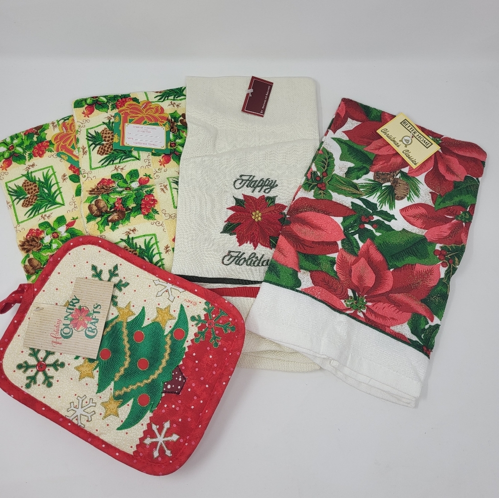 Bundle of Kitchen Towels and Pot Holder Christmas Themed‎ New